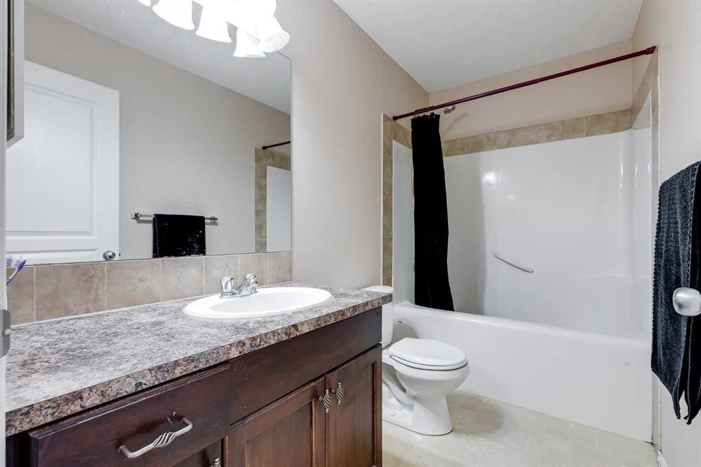 31 Taralake Gardens Ne, Calgary, AB - Indoor Photo Showing Bathroom