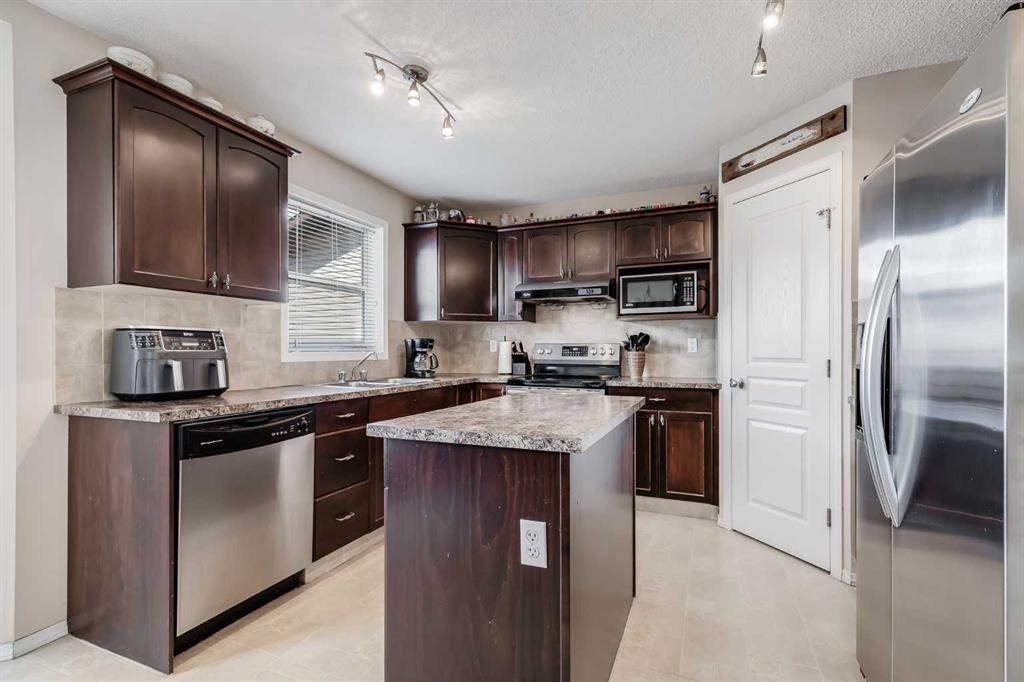 31 Taralake Gardens Ne, Calgary, AB - Indoor Photo Showing Kitchen With Upgraded Kitchen
