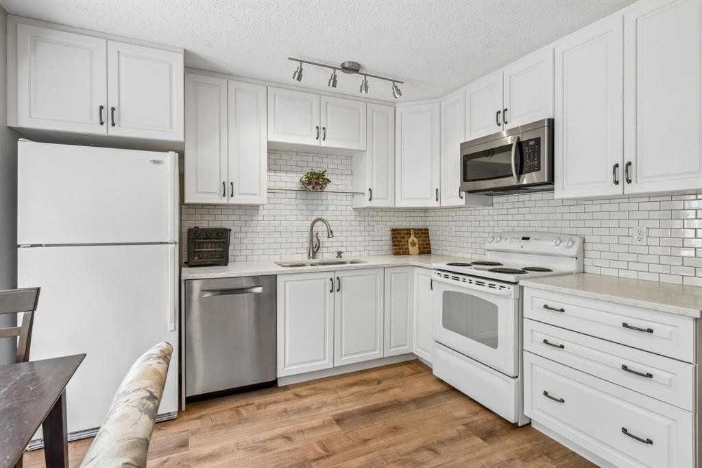 47 Cedargrove Way Sw, Calgary, AB - Indoor Photo Showing Kitchen
