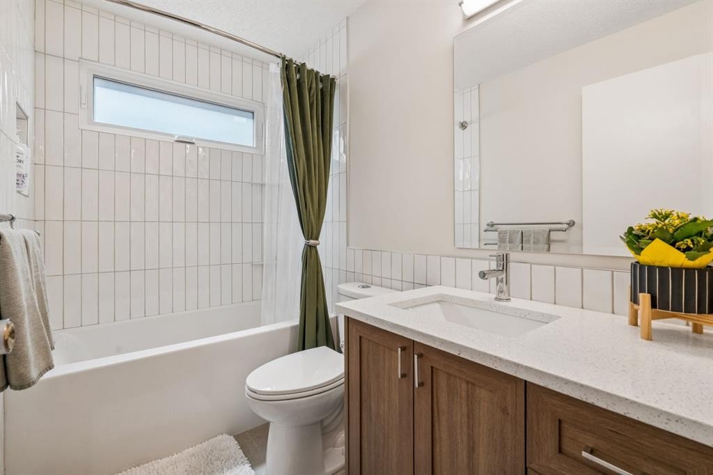 47 Cedargrove Way Sw, Calgary, AB - Indoor Photo Showing Bathroom