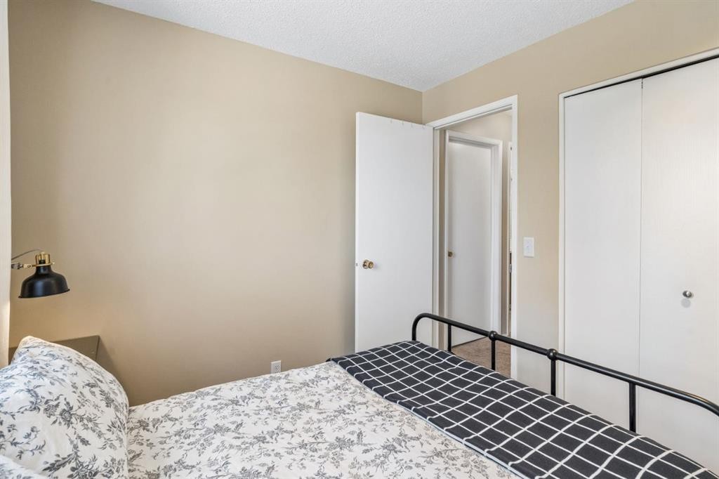 47 Cedargrove Way Sw, Calgary, AB - Indoor Photo Showing Bedroom