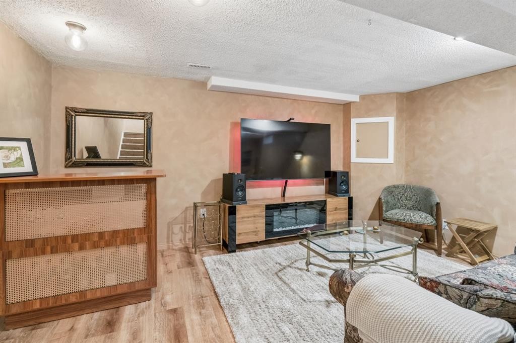 47 Cedargrove Way Sw, Calgary, AB - Indoor Photo Showing Living Room