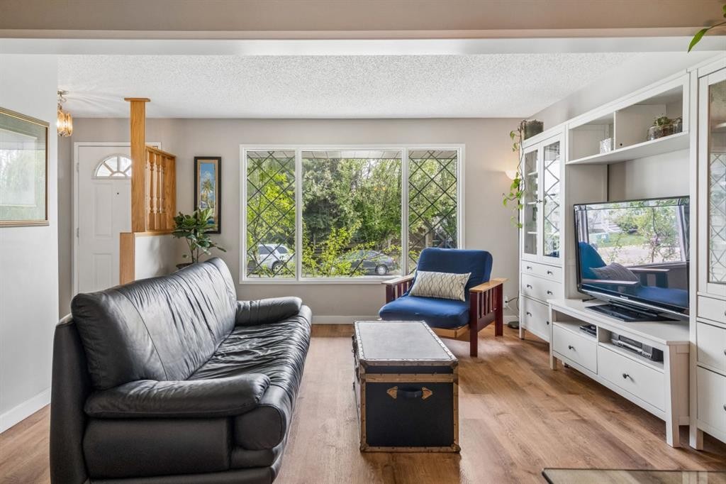 47 Cedargrove Way Sw, Calgary, AB - Indoor Photo Showing Living Room