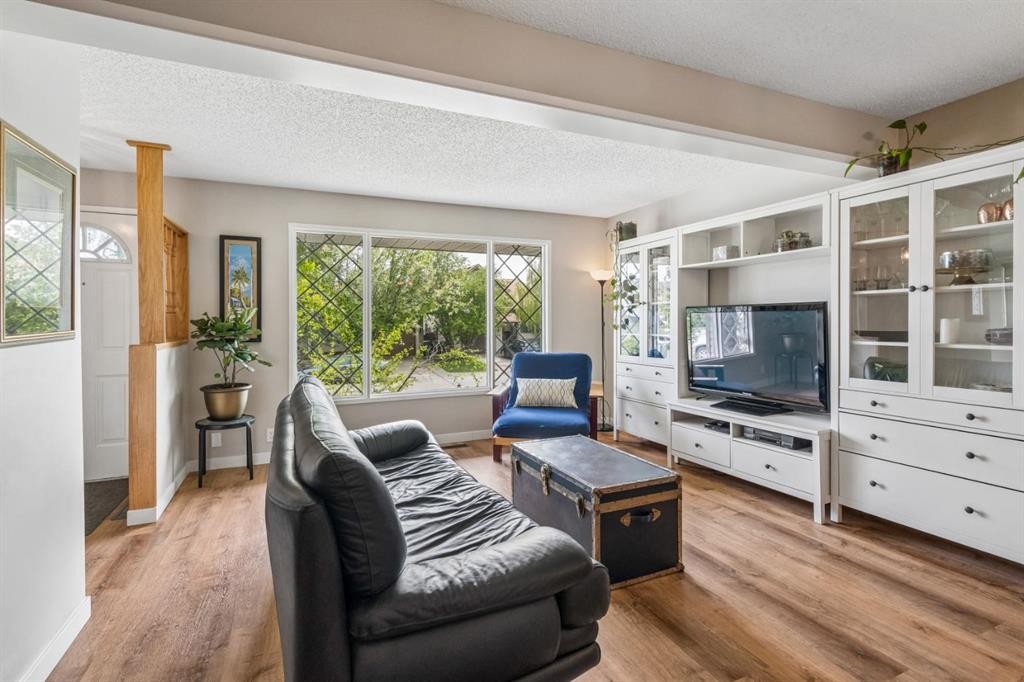 47 Cedargrove Way Sw, Calgary, AB - Indoor Photo Showing Living Room