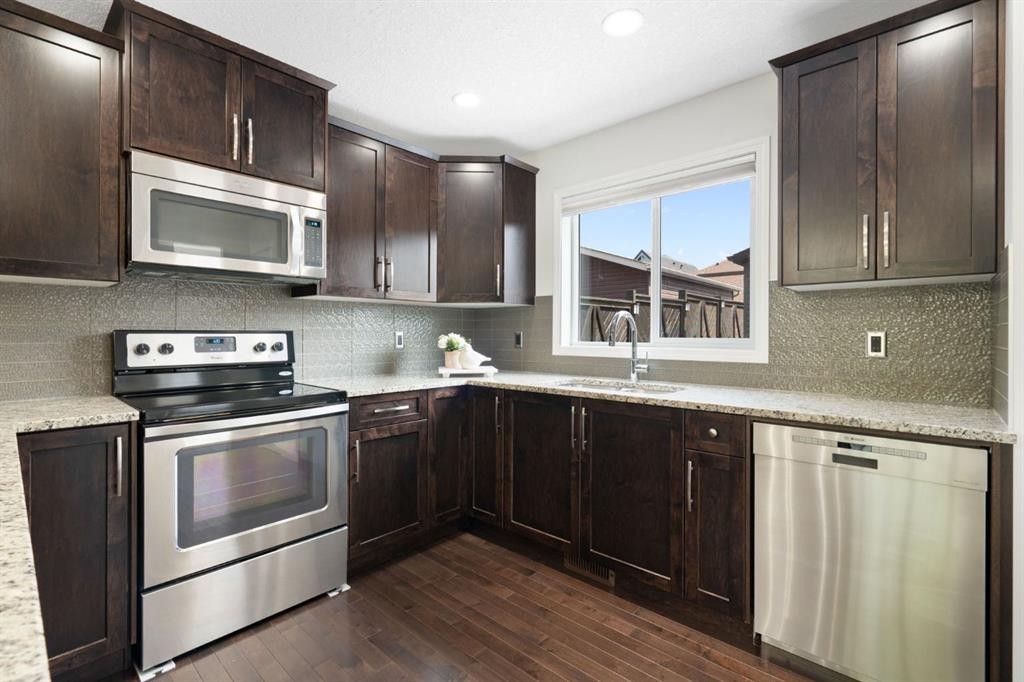 54 Legacy Common Se, Calgary, AB - Indoor Photo Showing Kitchen With Upgraded Kitchen
