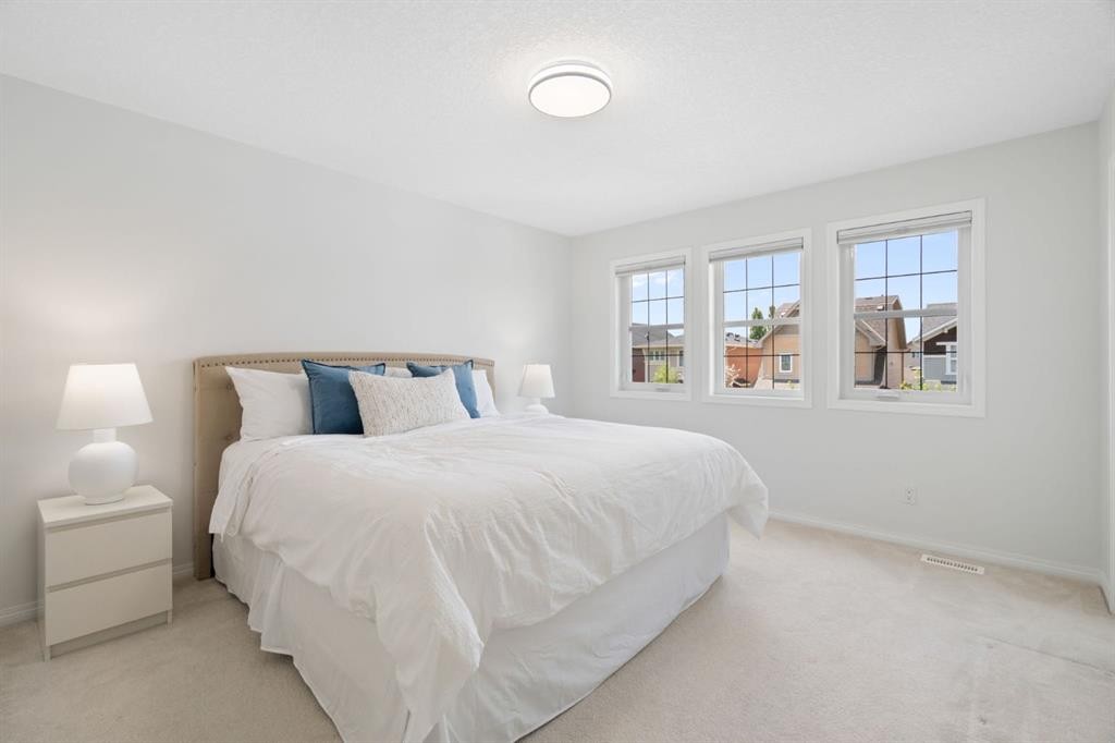 54 Legacy Common Se, Calgary, AB - Indoor Photo Showing Bedroom