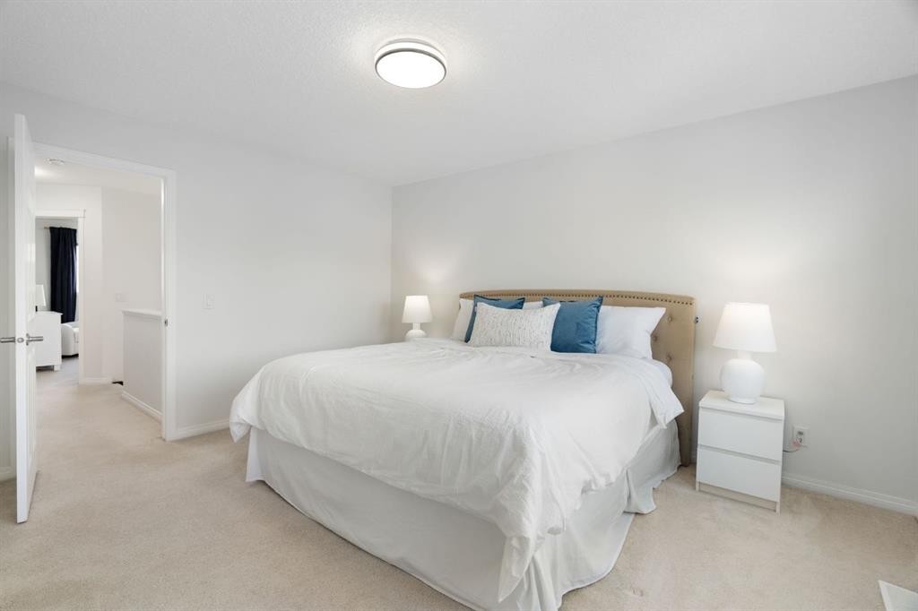 54 Legacy Common Se, Calgary, AB - Indoor Photo Showing Bedroom