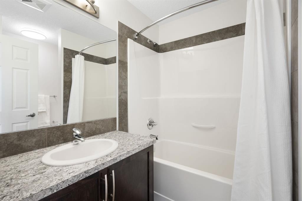 54 Legacy Common Se, Calgary, AB - Indoor Photo Showing Bathroom