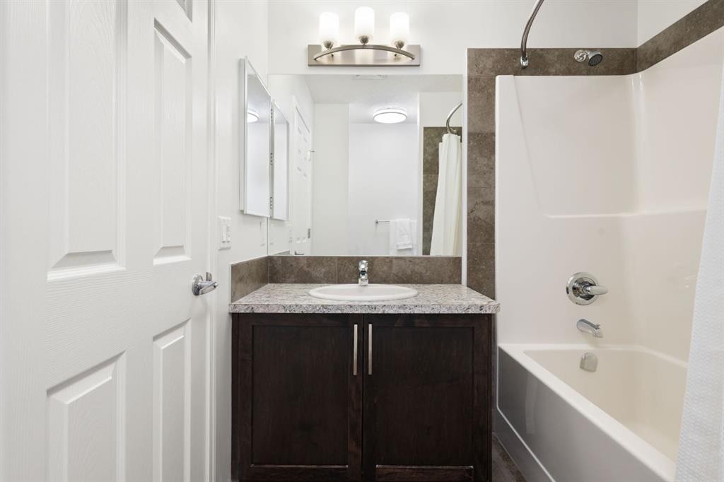 54 Legacy Common Se, Calgary, AB - Indoor Photo Showing Bathroom