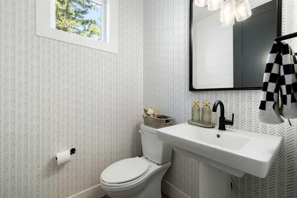 13 Shawnee Heath Sw, Calgary, AB - Indoor Photo Showing Bathroom