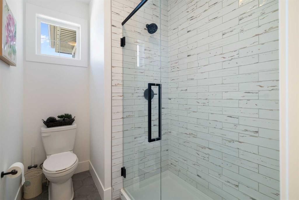 13 Shawnee Heath Sw, Calgary, AB - Indoor Photo Showing Bathroom