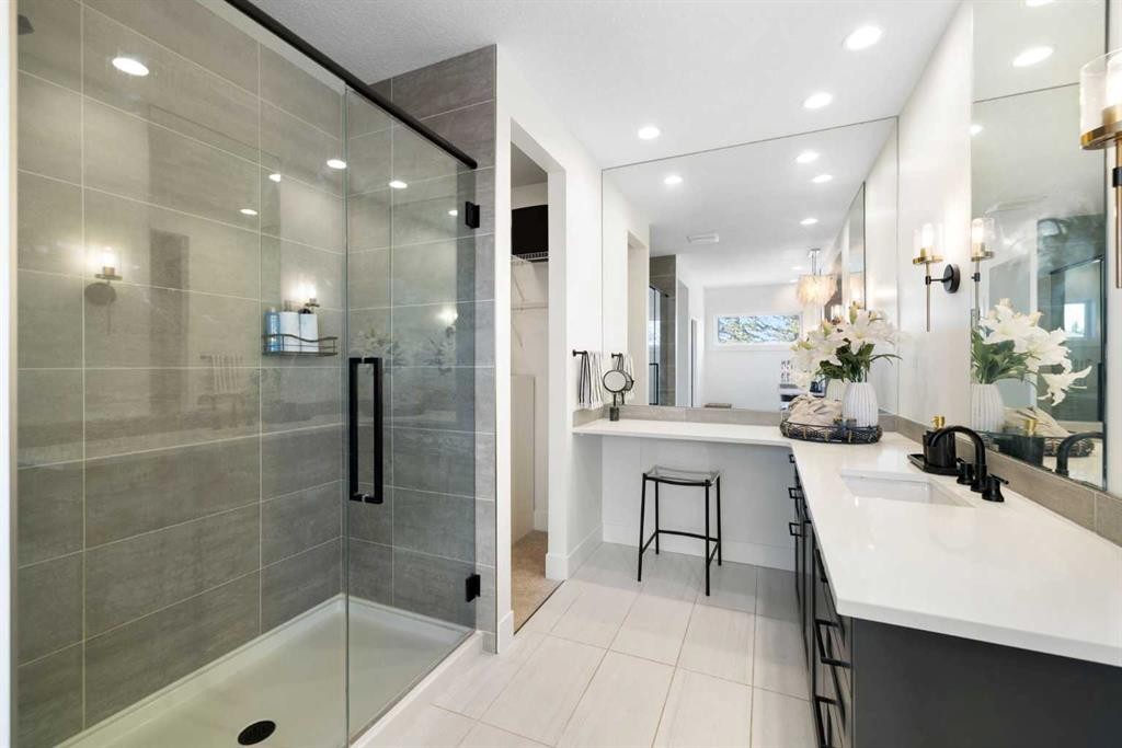13 Shawnee Heath Sw, Calgary, AB - Indoor Photo Showing Bathroom