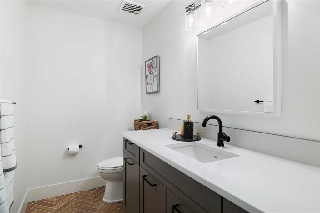 13 Shawnee Heath Sw, Calgary, AB - Indoor Photo Showing Bathroom