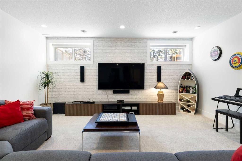 13 Shawnee Heath Sw, Calgary, AB - Indoor Photo Showing Living Room