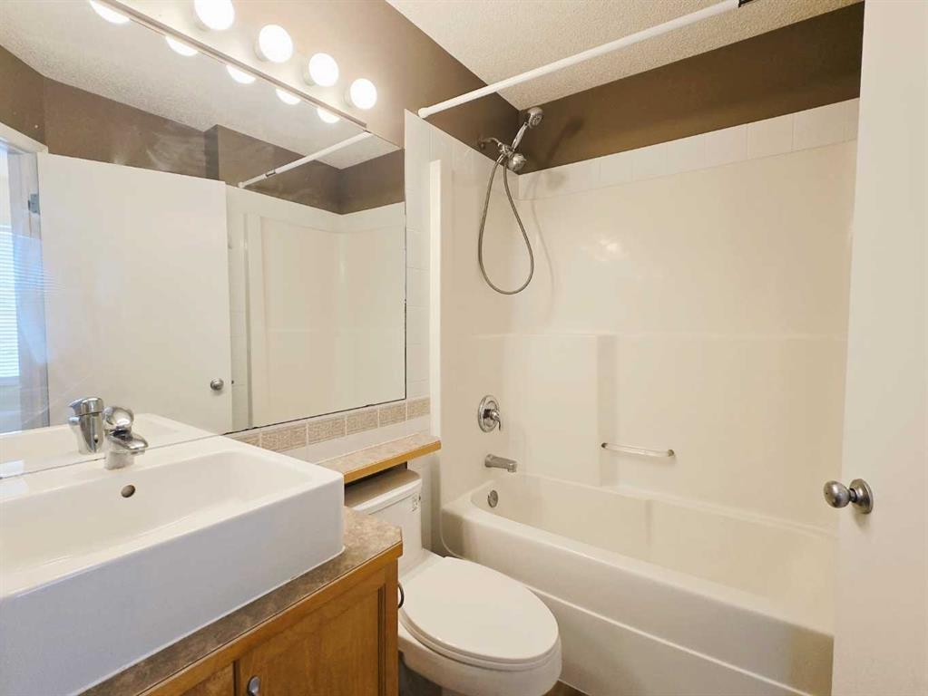 210 Prestwick Circle Se, Calgary, AB - Indoor Photo Showing Bathroom