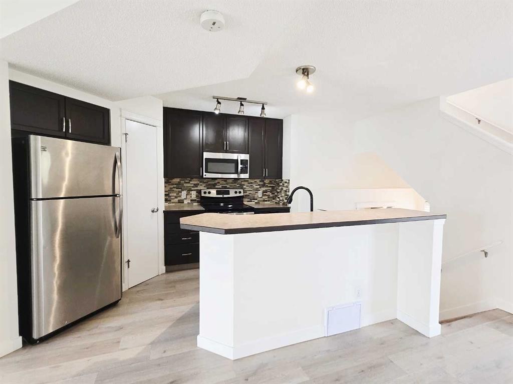 210 Prestwick Circle Se, Calgary, AB - Indoor Photo Showing Kitchen