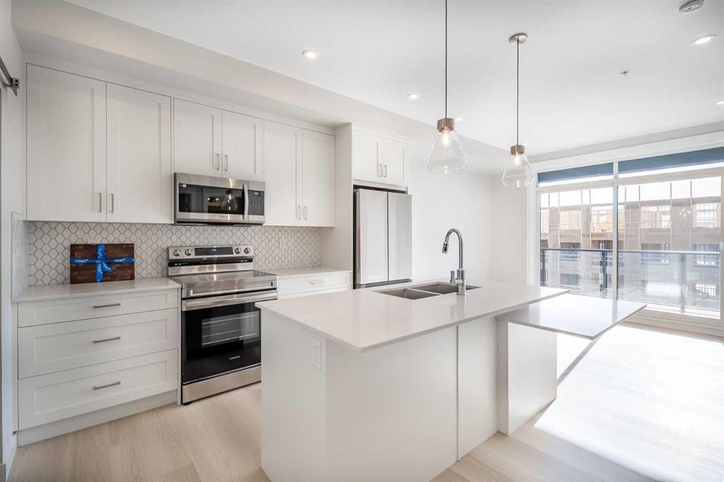 7202-1802 Mahogany Boulevard Se, Calgary, AB - Indoor Photo Showing Kitchen With Double Sink With Upgraded Kitchen