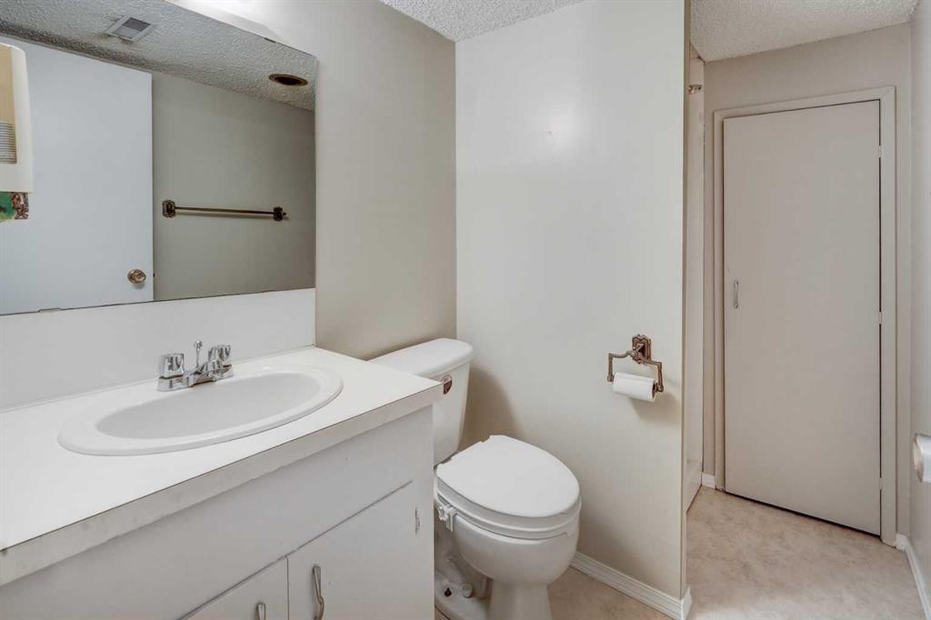 2328 Munro Drive Ne, Calgary, AB - Indoor Photo Showing Bathroom