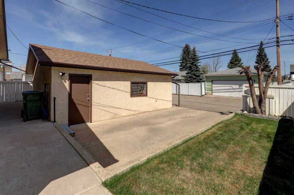 2328 Munro Drive Ne, Calgary, AB - Outdoor