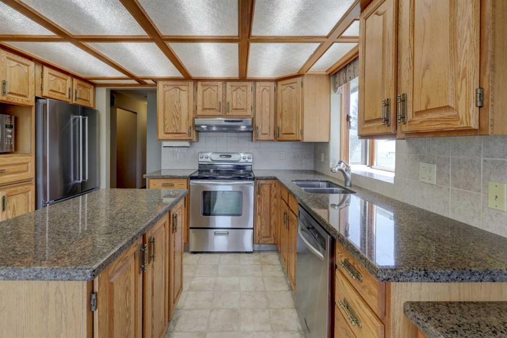 2328 Munro Drive Ne, Calgary, AB - Indoor Photo Showing Kitchen With Stainless Steel Kitchen With Double Sink With Upgraded Kitchen