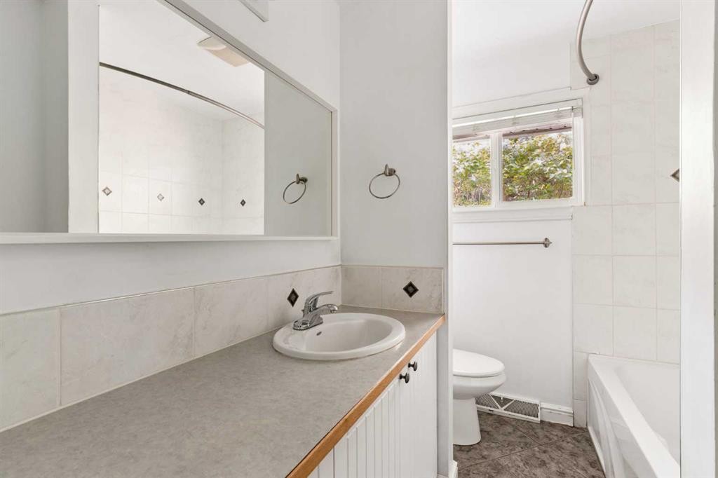 5615 20 Street Sw, Calgary, AB - Indoor Photo Showing Bathroom