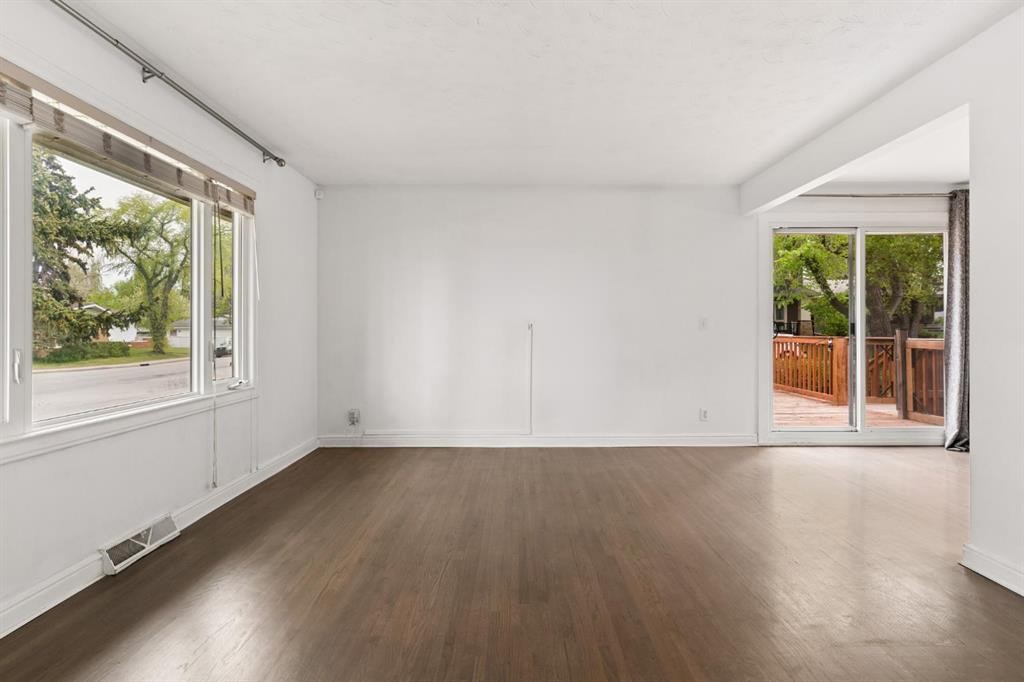 5615 20 Street Sw, Calgary, AB - Indoor Photo Showing Other Room