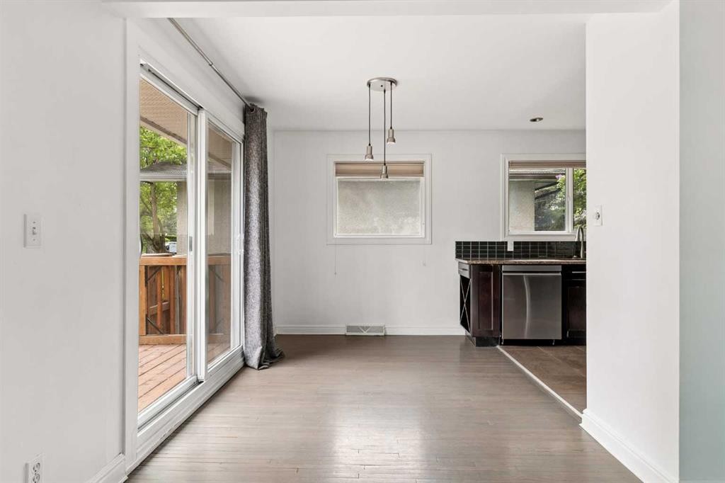 5615 20 Street Sw, Calgary, AB - Indoor Photo Showing Other Room