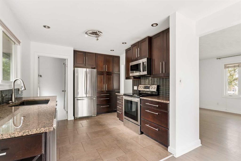 5615 20 Street Sw, Calgary, AB - Indoor Photo Showing Kitchen With Stainless Steel Kitchen With Upgraded Kitchen