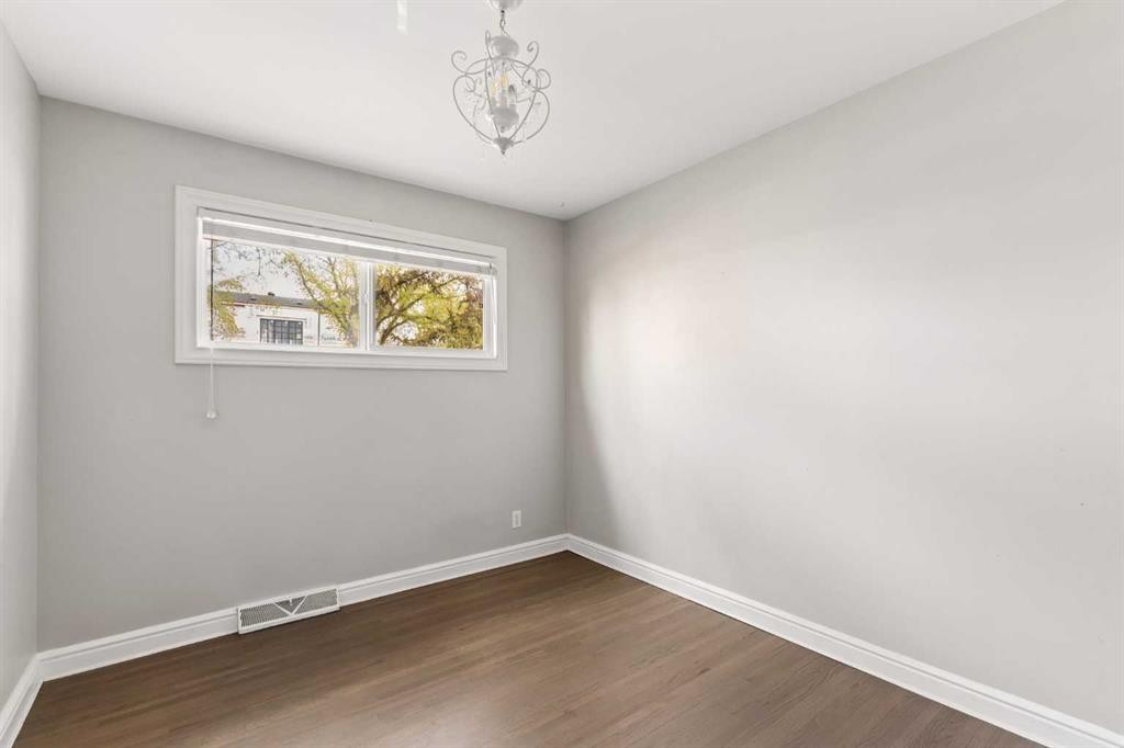 5615 20 Street Sw, Calgary, AB - Indoor Photo Showing Other Room