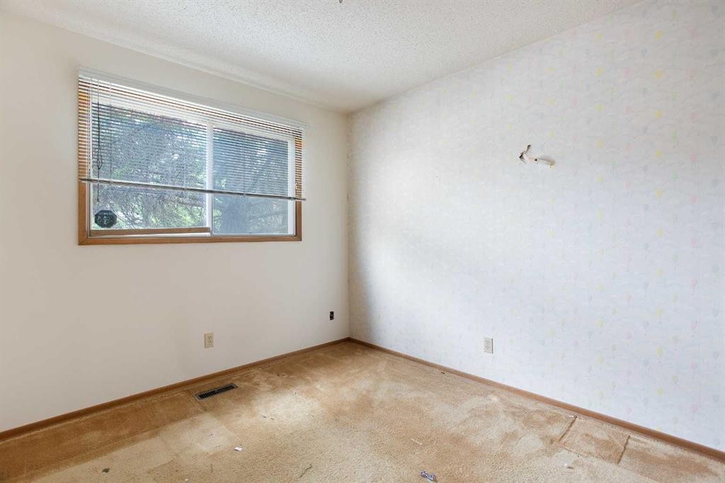 608 Aboyne Crescent Ne, Calgary, AB - Indoor Photo Showing Other Room