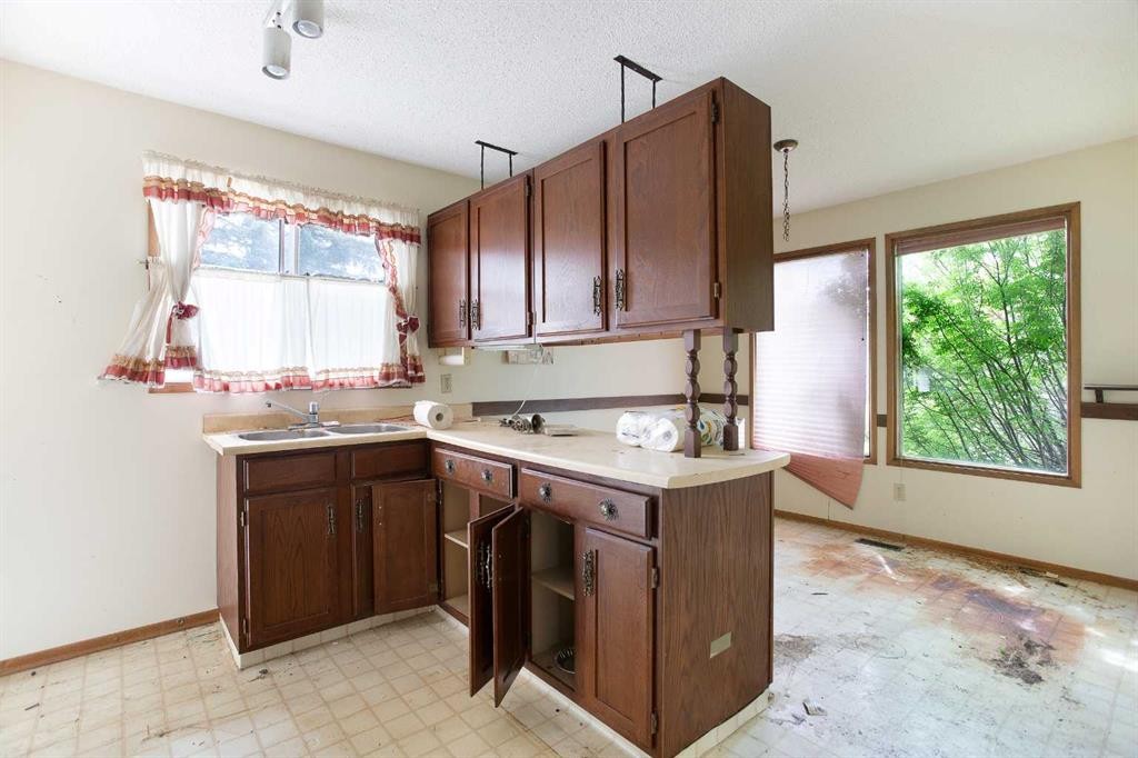 608 Aboyne Crescent Ne, Calgary, AB - Indoor Photo Showing Kitchen With Double Sink