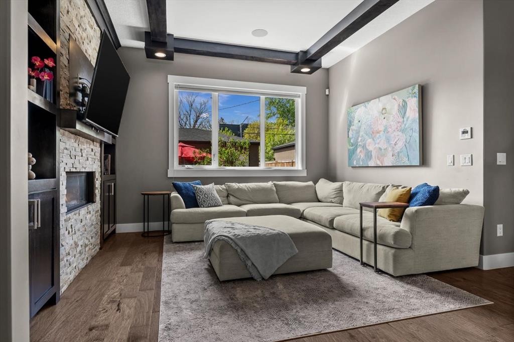 449 28 Avenue Nw, Calgary, AB - Indoor Photo Showing Living Room With Fireplace