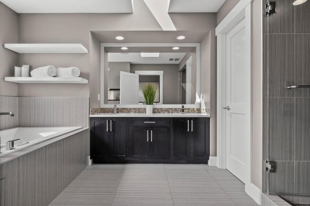 449 28 Avenue Nw, Calgary, AB - Indoor Photo Showing Bathroom