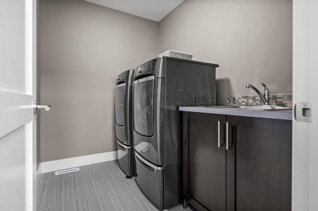 449 28 Avenue Nw, Calgary, AB - Indoor Photo Showing Laundry Room