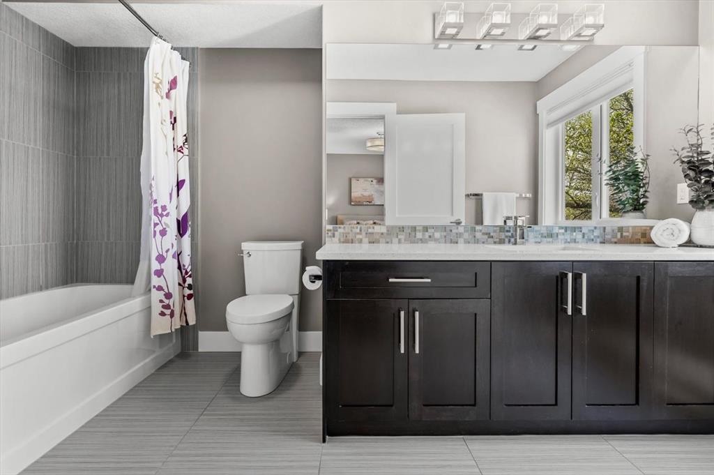 449 28 Avenue Nw, Calgary, AB - Indoor Photo Showing Bathroom