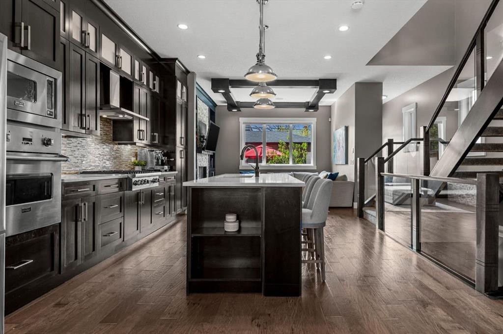 449 28 Avenue Nw, Calgary, AB - Indoor Photo Showing Kitchen With Upgraded Kitchen