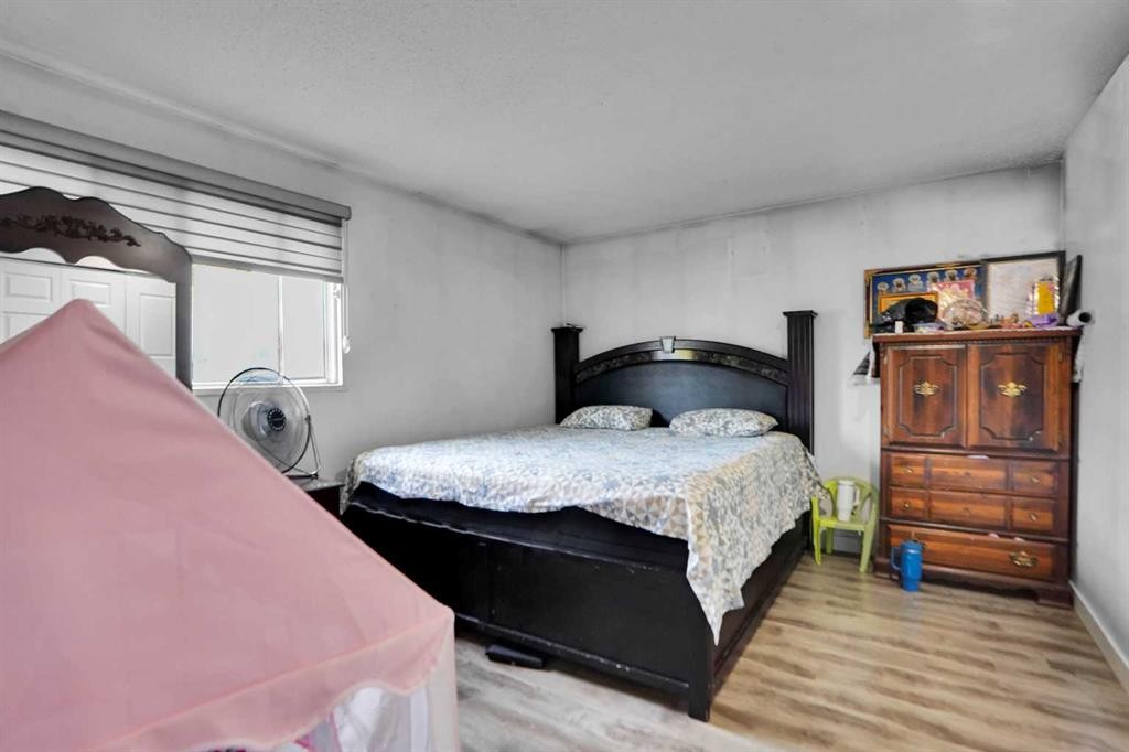 168 Castlebrook Drive Ne, Calgary, AB - Indoor Photo Showing Bedroom