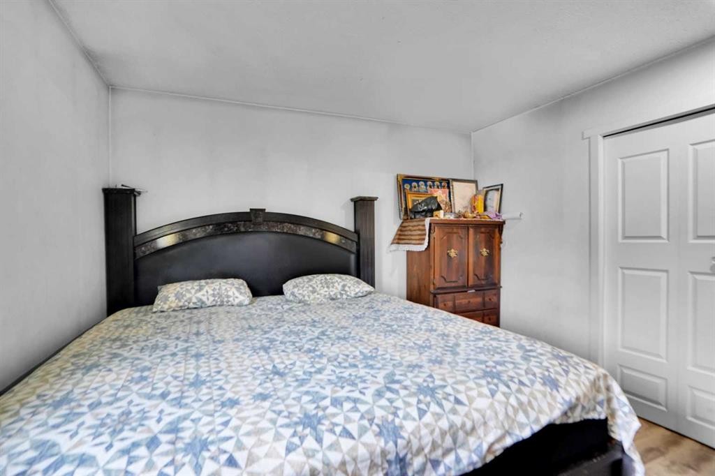 168 Castlebrook Drive Ne, Calgary, AB - Indoor Photo Showing Bedroom