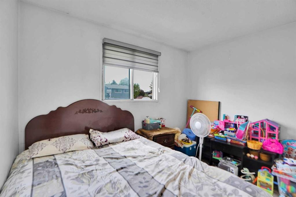 168 Castlebrook Drive Ne, Calgary, AB - Indoor Photo Showing Bedroom