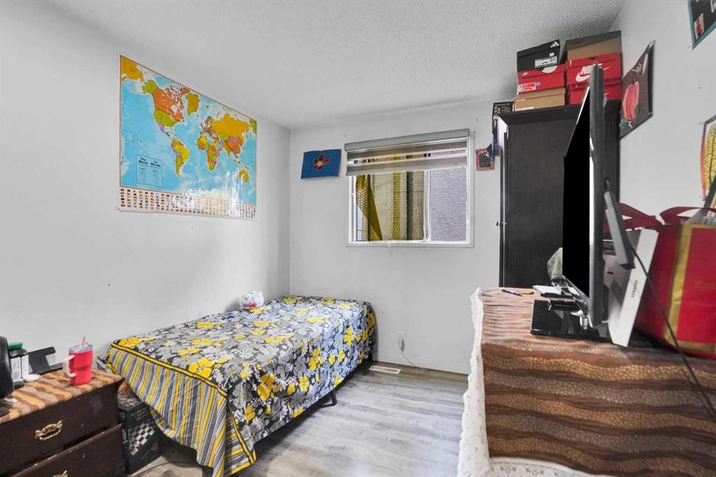 168 Castlebrook Drive Ne, Calgary, AB - Indoor Photo Showing Bedroom