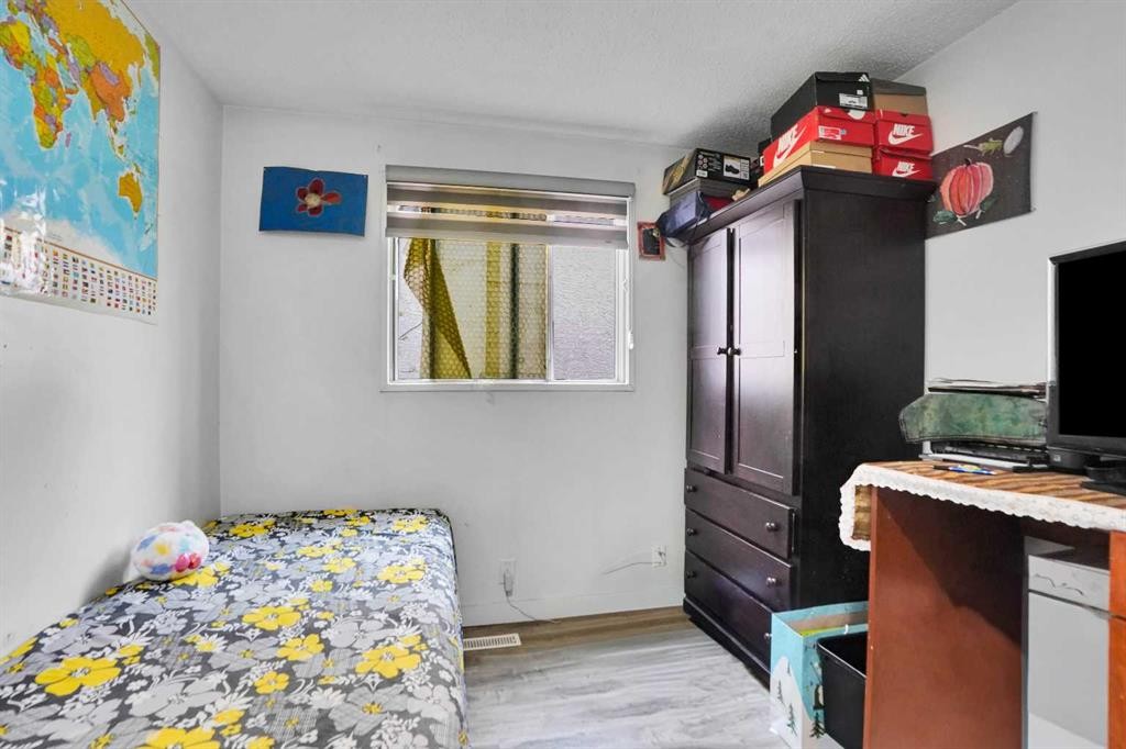 168 Castlebrook Drive Ne, Calgary, AB - Indoor Photo Showing Bedroom