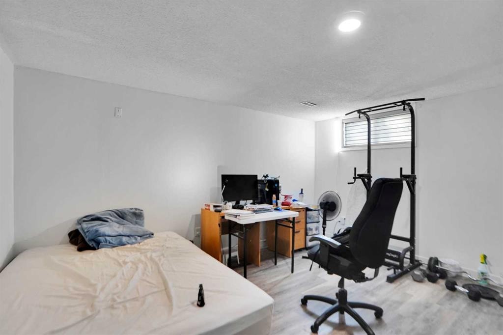 168 Castlebrook Drive Ne, Calgary, AB - Indoor Photo Showing Bedroom