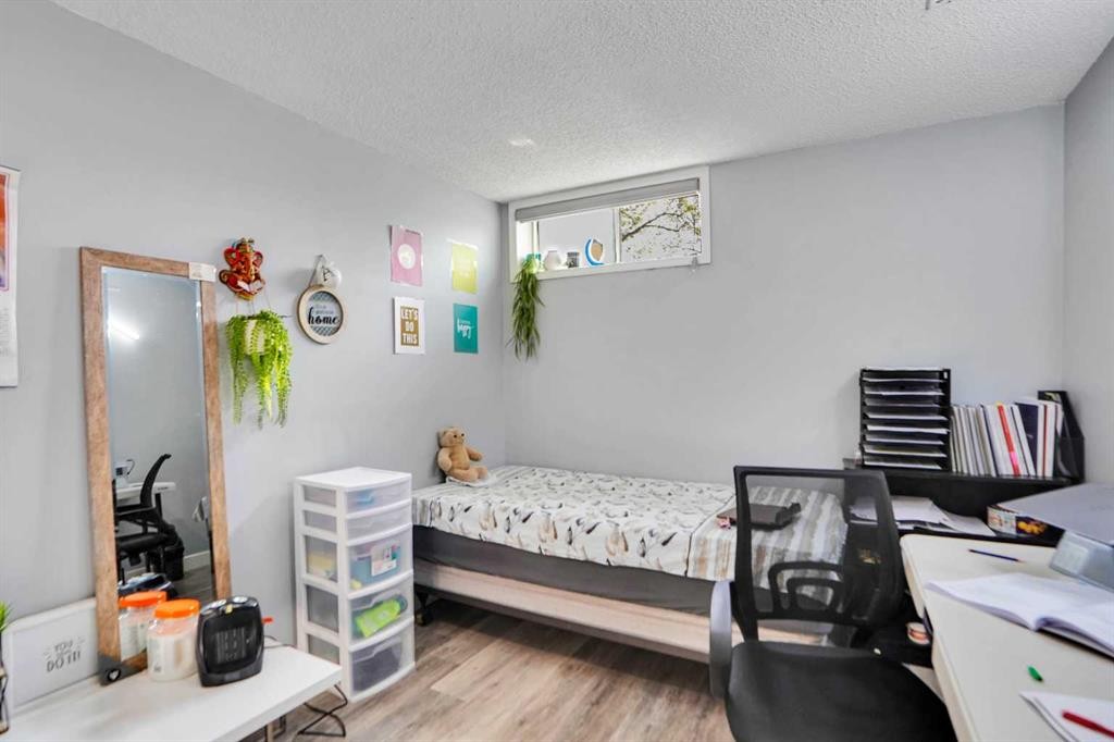 168 Castlebrook Drive Ne, Calgary, AB - Indoor Photo Showing Bedroom