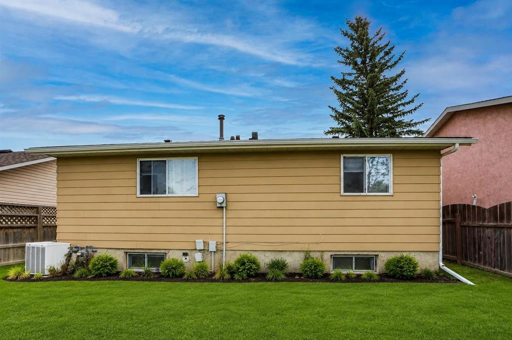 168 Castlebrook Drive Ne, Calgary, AB - Outdoor