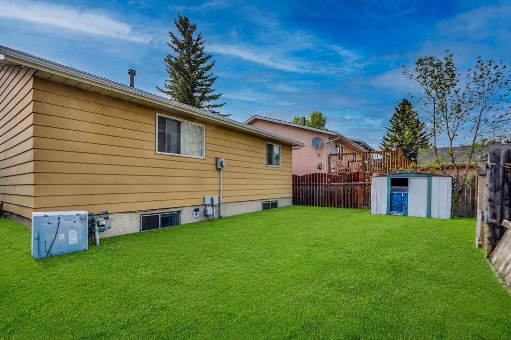 168 Castlebrook Drive Ne, Calgary, AB - Outdoor