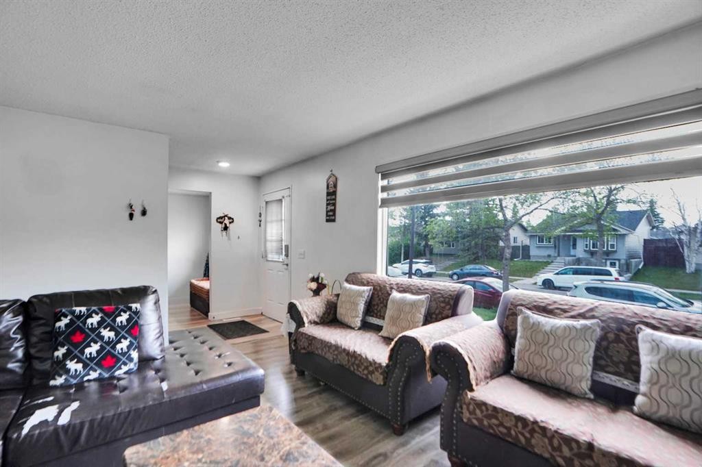 168 Castlebrook Drive Ne, Calgary, AB - Indoor Photo Showing Living Room