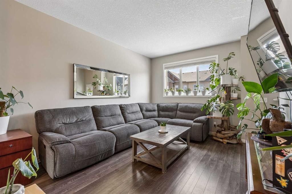213 Copperpond Villas Se, Calgary, AB - Indoor Photo Showing Living Room