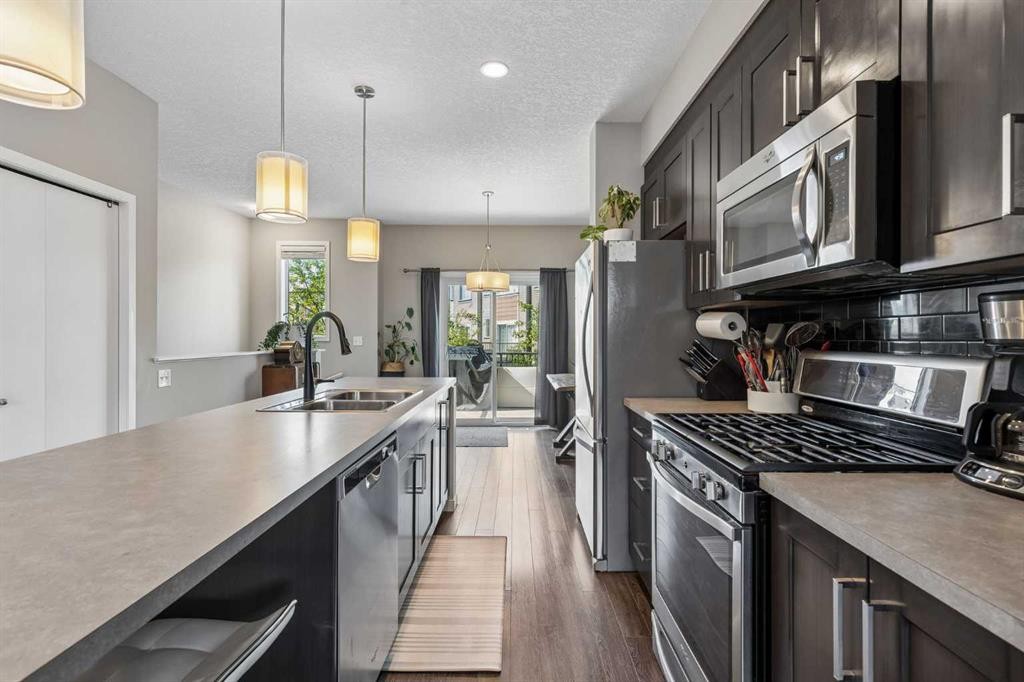 213 Copperpond Villas Se, Calgary, AB - Indoor Photo Showing Kitchen With Double Sink With Upgraded Kitchen
