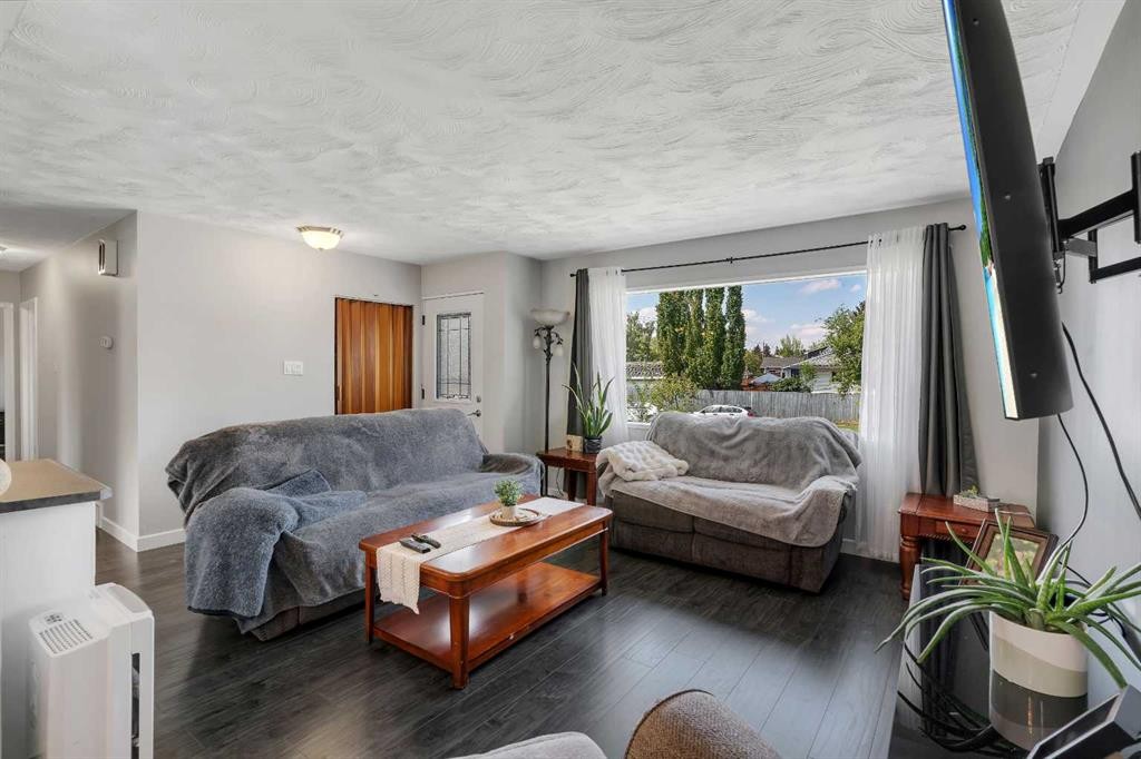 249 Acadia Drive Se, Calgary, AB - Indoor Photo Showing Living Room