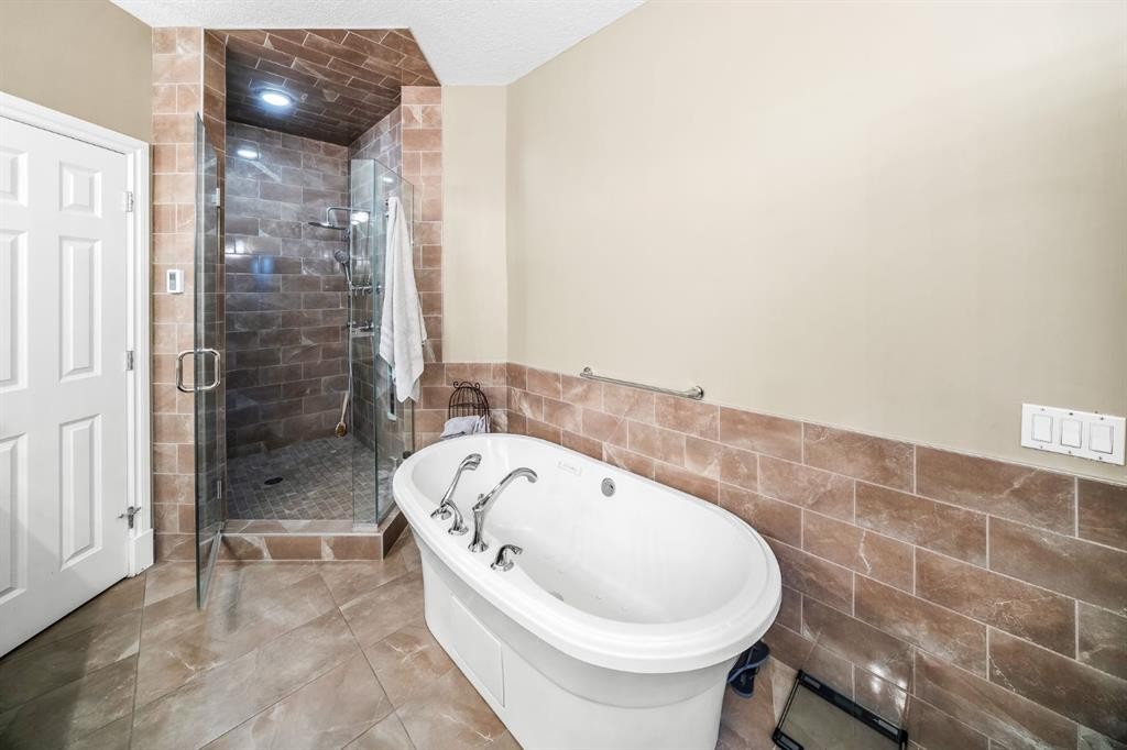 40 Blueridge Bay, Rural Rocky View County, AB - Indoor Photo Showing Bathroom